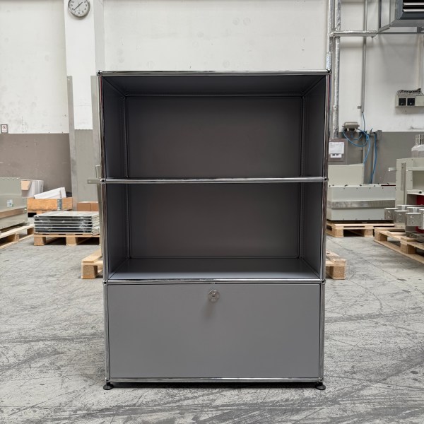 USM Haller Regal Mattsilber in Top Zustand mit einer Klappe