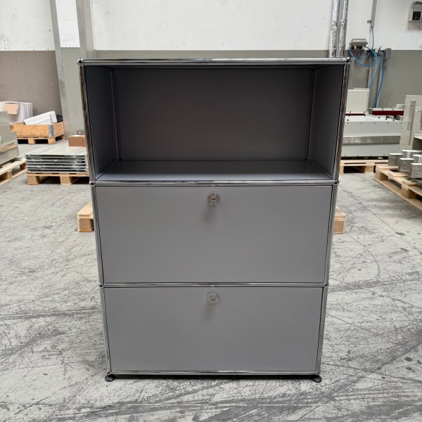 USM Haller Regal Mattsilber in Top Zustand mit zwei Klappen