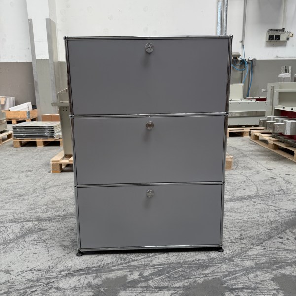 USM Haller Regal Mattsilber in Top Zustand mit zwei Klappen