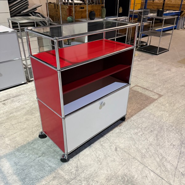 USM Haller Regal 1x3 Reinweiss/Rubinrot Q2 auf Rollen